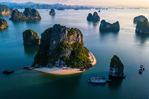 Ha Long Tour: Discovery Halong Bay by cruising, Caves and Kayaking