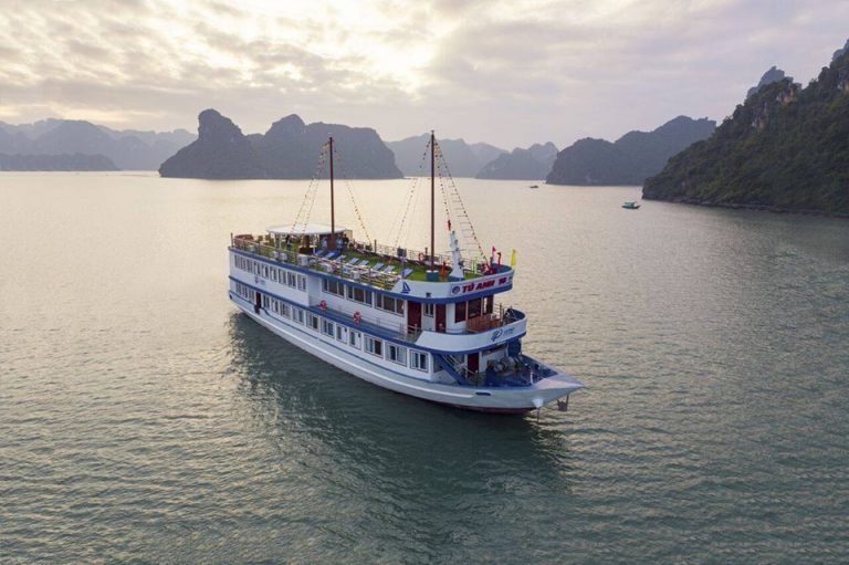 Lapaci Luxury Cruise: Ha Long Bay 2D/1N with Kayaking (4-star)